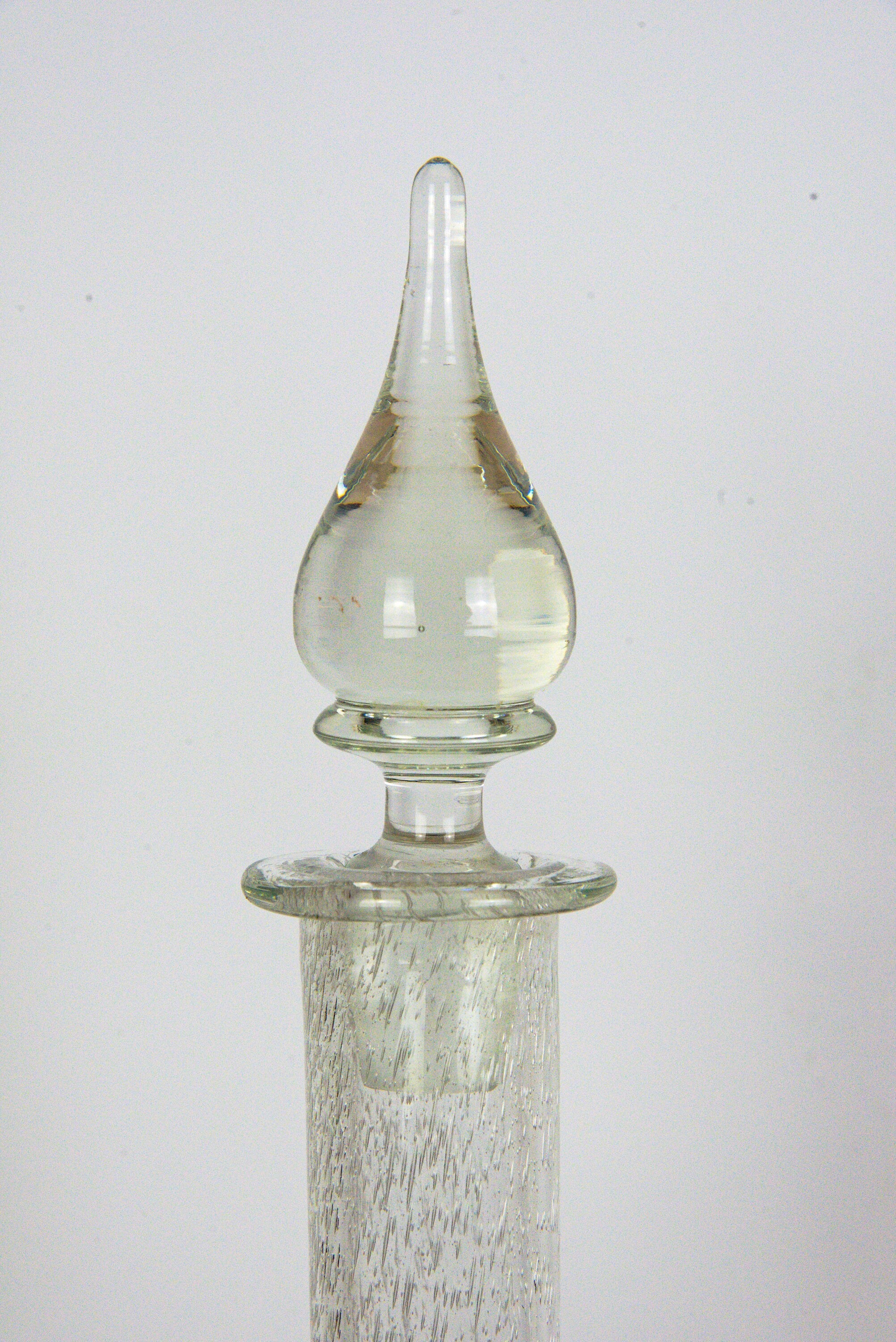 Rare glass decanter - thick bottom - bubbles - mouth blown - 0,8l - Vintage
