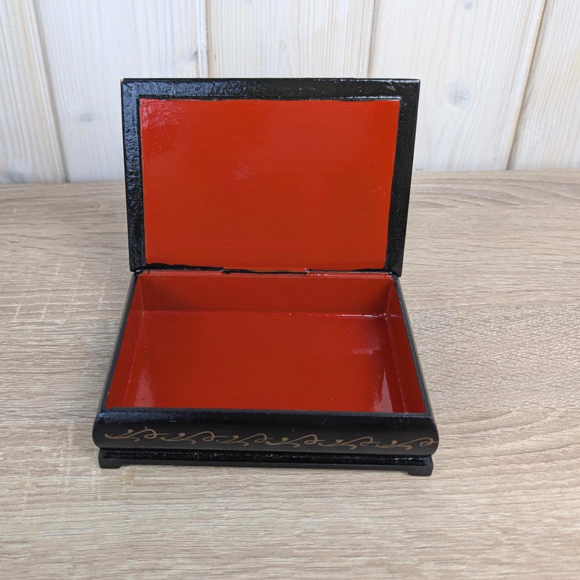 Russian lacquer box, hand painted folk art scene, Russia origin, vintage 1980s